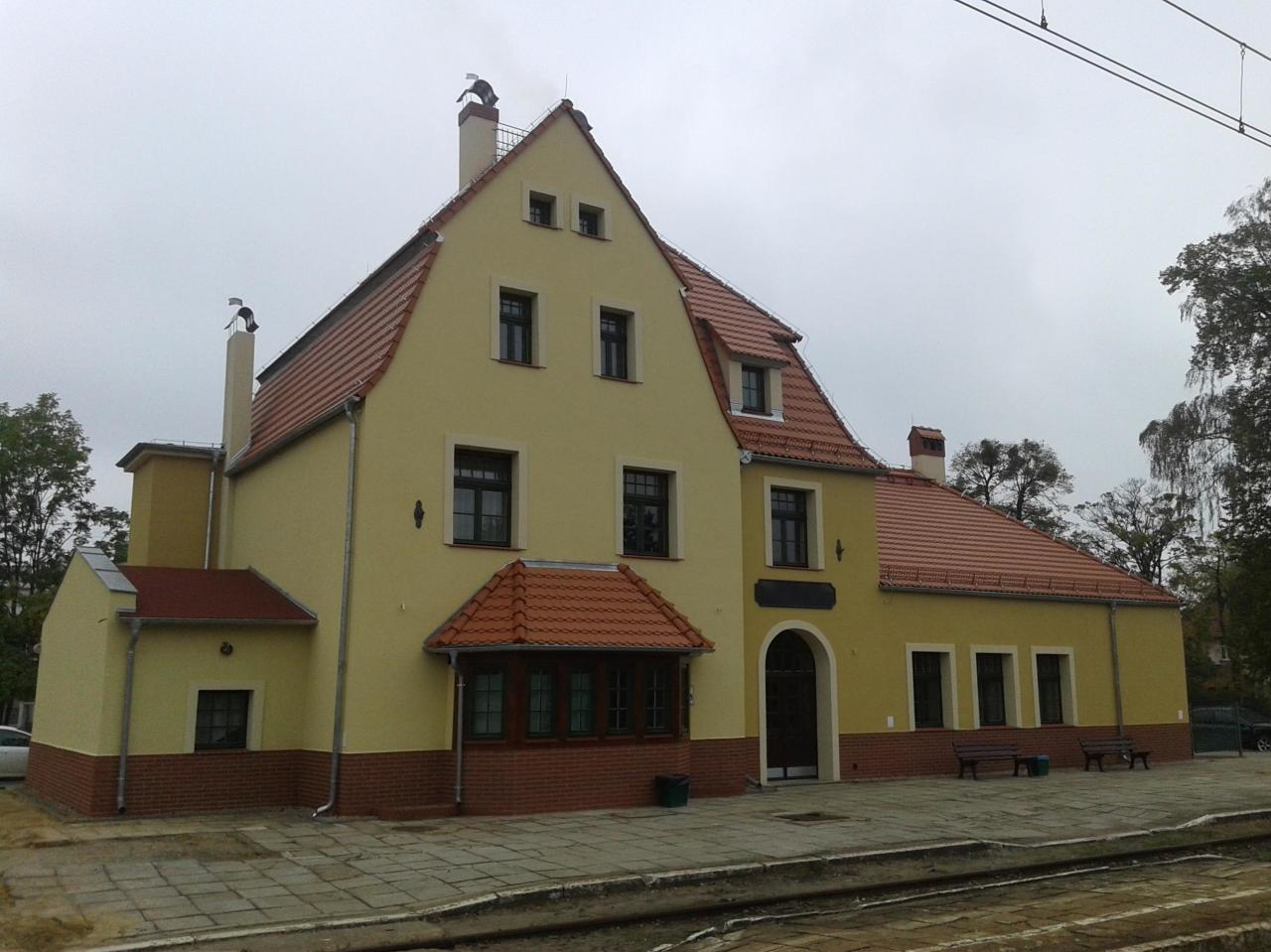 fot. Daniel Pichliński 
Dworzec PKP w Twardogórze po pierwszym etapie jego modernizacji - widok od strony peronów. Obraz