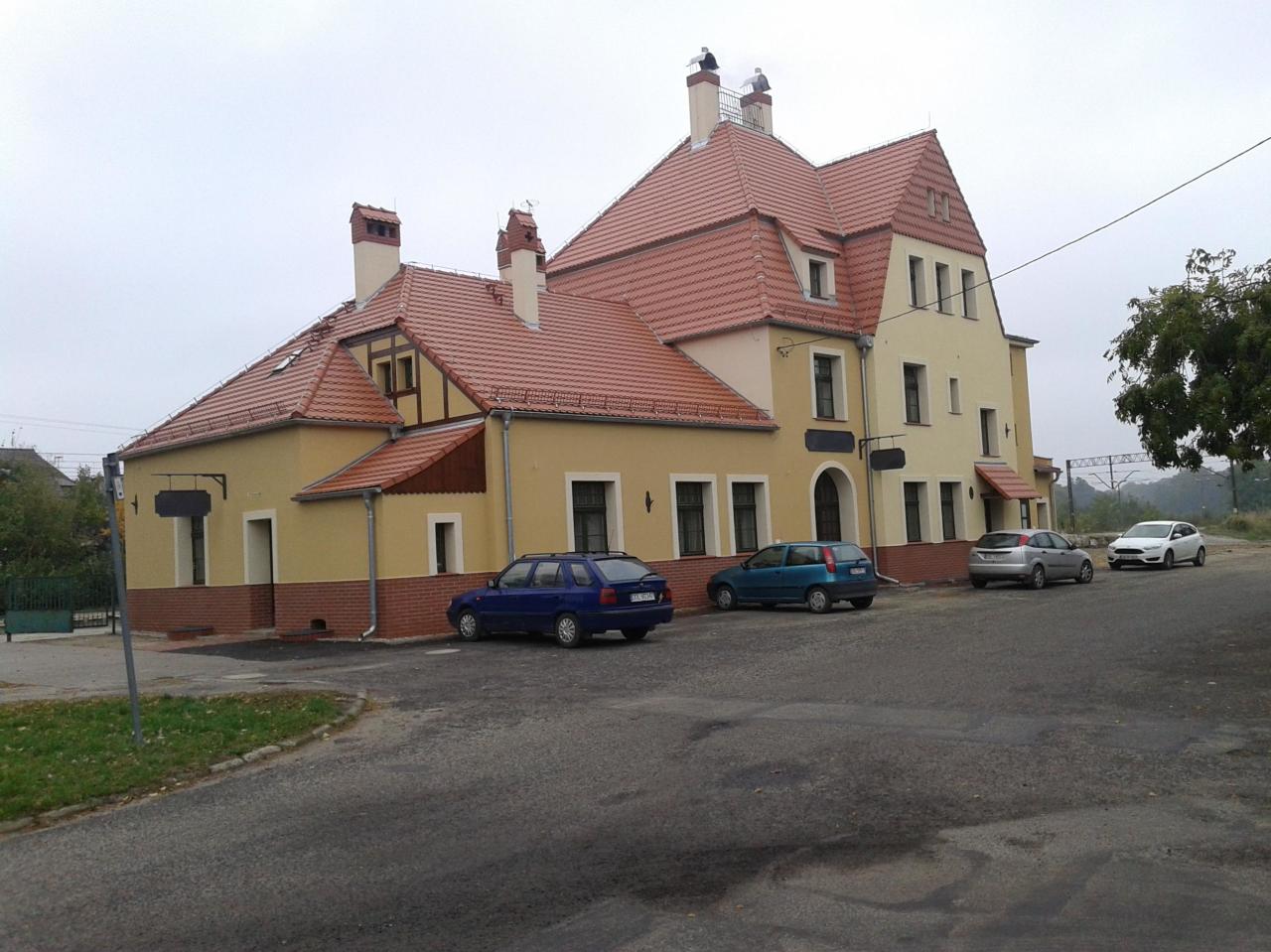 fot. Daniel Pichliński 
Dworzec PKP w Twardogórze po pierwszym etapie jego modernizacji - widok od strony miasta. Obraz