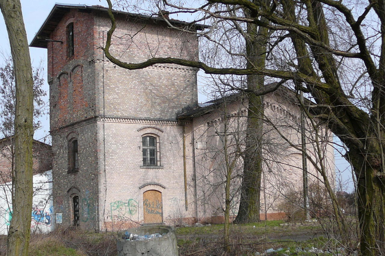 fot. Bolesław Wojtyniak 
Rokietnica. Wieża wodna z lokomotywownia w marcu 2009 r. Obraz