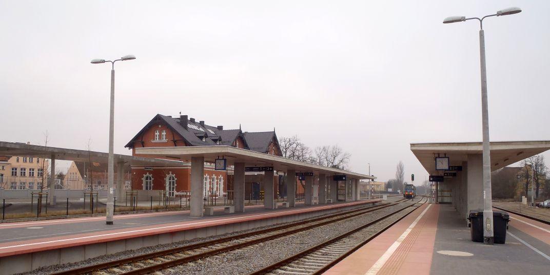 fot. octanq 
Perony i budynek stacji po modernizacji; Obraz