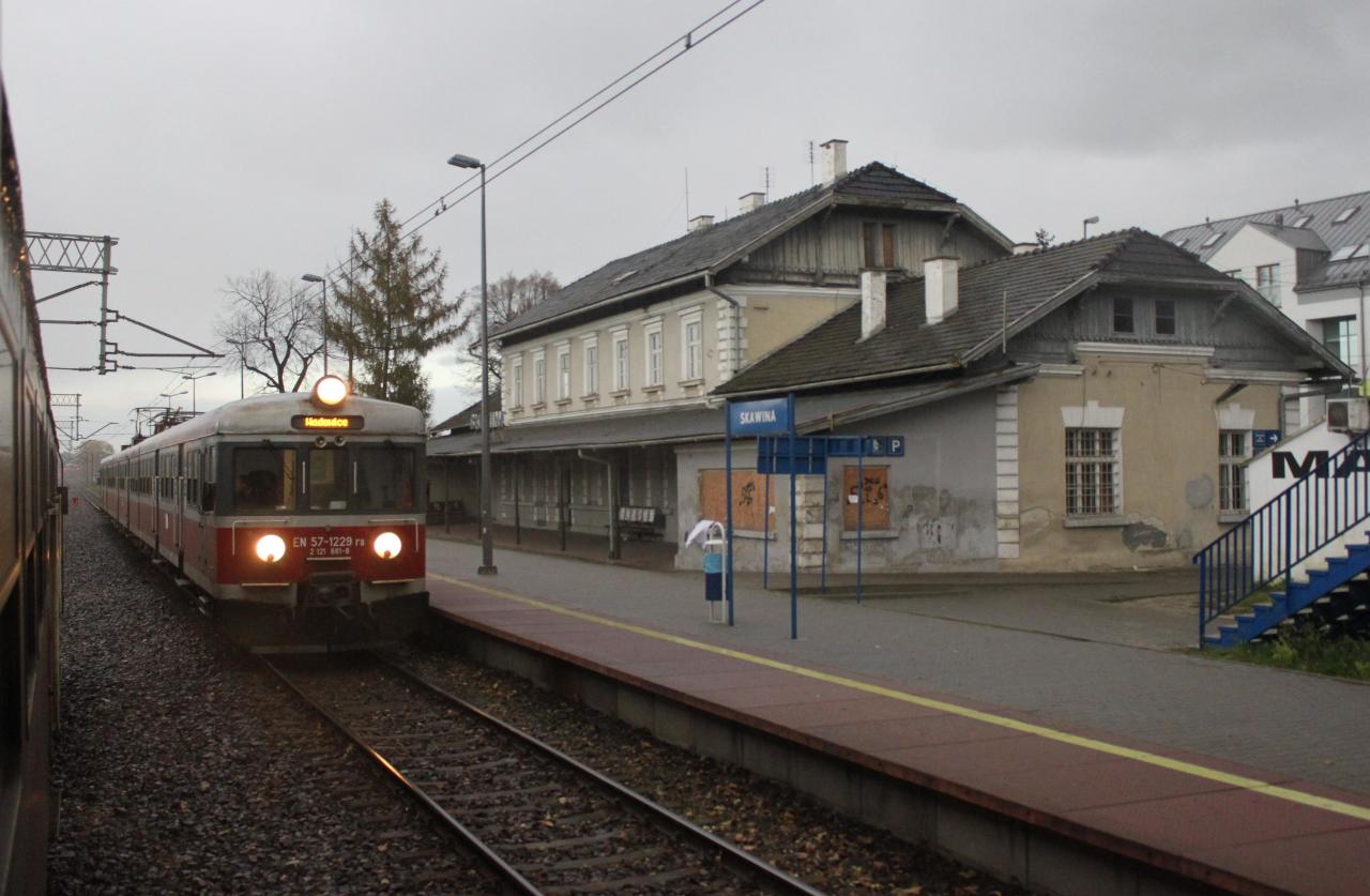 fot. Stanisław B 
Widok z wjeżdżającego pociągu z Oświęcimia do Krakowa Płaszowa. Na odjazd ze Skawiny czeka pociąg do Wadowic. Widok w kierunku wschodnim (Kraków). Obraz
