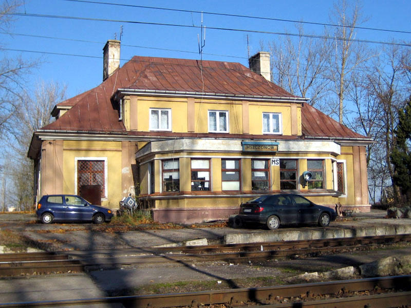 fot. Paweł Ukole 
PKP Mszczonów. Budynek dworca z nastawnią dysponującą. Widok od strony torów, w kierunku północnym (w lewo Skierniewice, CMK, w prawo Tarczyn/Pilawa). Obraz