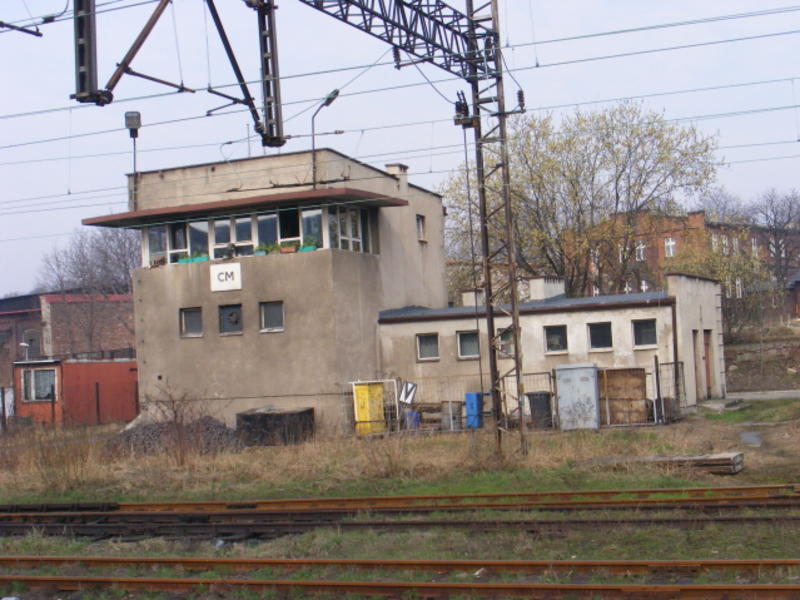 fot. manizyn 
Nastawnia dysponująca CM. Widok w kierunku północno-zachodnim; w prawo peron, w lewo Chorzów Batory. Obraz