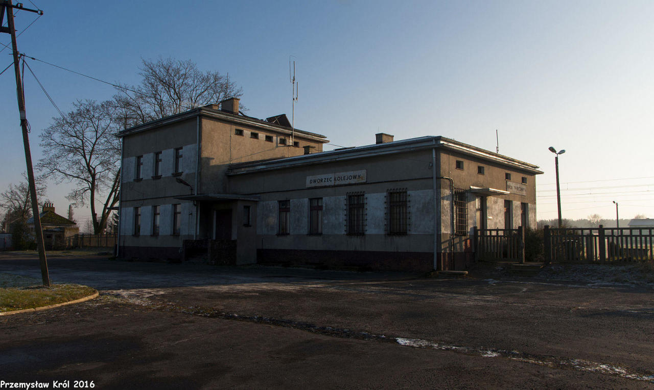 fot. Przemysław Król 
Dworzec kolejowy w Białej Pajęczańskiej jest zamieszkały, w budynku dworca znajduje się nastawnia obsługująca wschodnią część stacji. Obraz