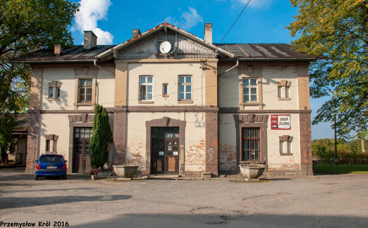 fot. Przemysław Król 
Dworzec od strony drogi dojazdowej. Obraz