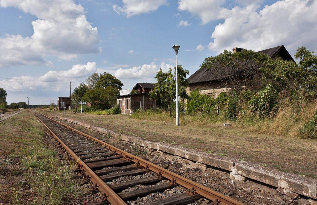 fot. Danuta Bator 
Widok na peron i zabudowania stacyjne w kierunku zachodnim (Sulęcin). Obraz