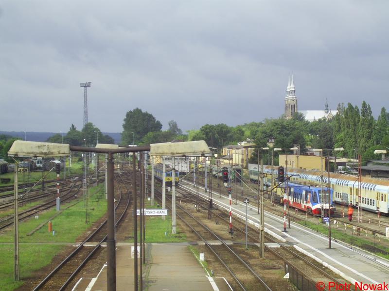 fot. Piotr Nowak 
Skarżysko-Kamienna. Widok z kładki nad peronami na zakład taboru w Skarżysku. Obraz