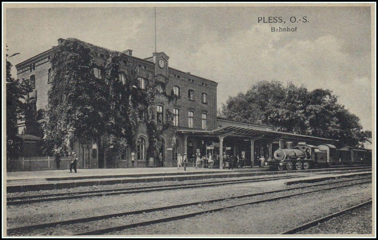 fot. nieznany 
Stara pocztówka. Budynek dworca od strony peronów. Widok w kierunku północno-zachodnim; w lewo Czechowice-Dziedzice, w prawo Tychy i (w późniejszym czasie) Żory. Obraz