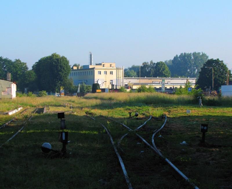 fot. DB 
Była stacyjka Stargard Wąskotorowy-widoczne perony i zwrotnice już bez semaforów świetlnych. Obraz
