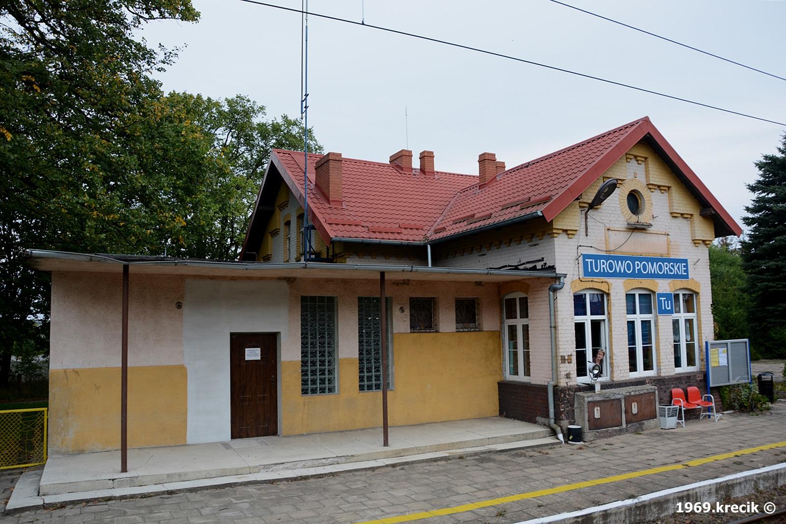 fot. Włodzimierz Brzeziński 
Budynek dworca, widok z drugiego peronu. Mieści się w nim nastawnia dysponująca. W lewo Szczecinek, w prawo Jastrowie/Piła Główna. Obraz