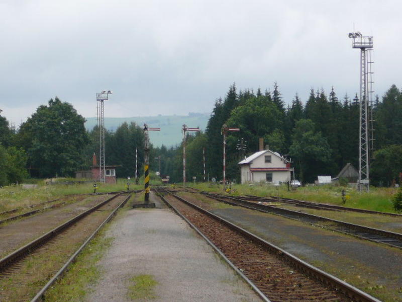 fot. Bolesław Wojtyniak 
Dolni Lipka. Wschodnia głowica stacji i semafory wyjazdowe. W tle nastawnia wykonawcza nr 1. Widok w kierunku wschodnim: Kraliki, Hanuszowice. Obraz