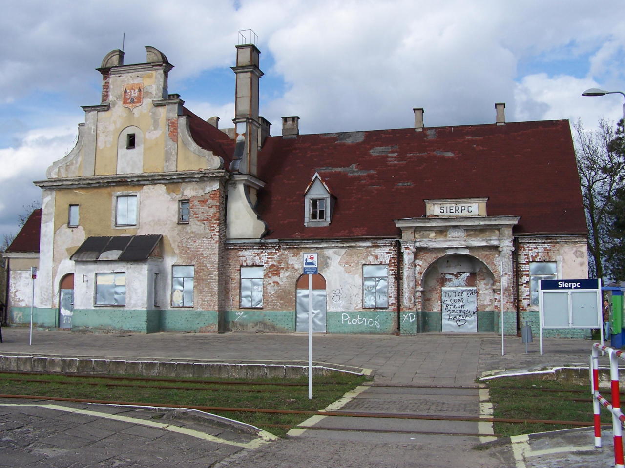 fot. Michał Sosnowski 
Budynek dworca od strony peronów. Widok w kierunku północno-wschodnim; w lewo Rypin/Brodnica, Lipno/Toruń, w prawo Płońsk/Nasielsk, Płock. Obraz