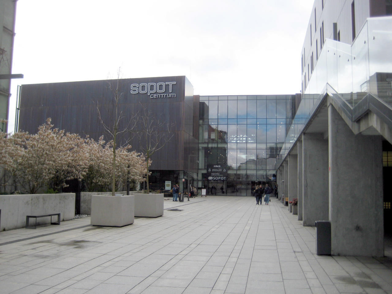 fot. Paweł Ukole 
Obecnie dworzec kolejowy mieści się w galerii handlowej SOPOT Centrum. Widok od strony północnej. Obraz
