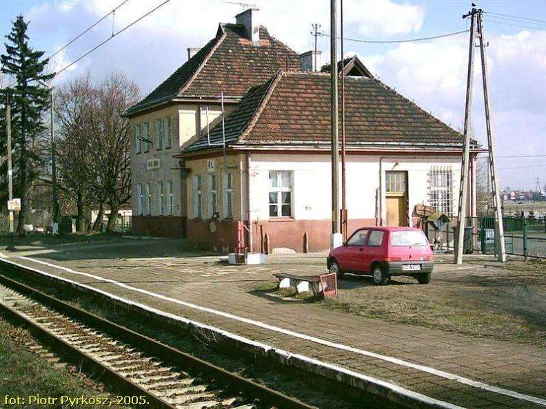 fot. Piotr Pyrkosz 
Budynek dworca od strony peronów. Na parterze mieści się nastawnia dysponująca. Widok od strony Chorzewa Siemkowic. Obraz
