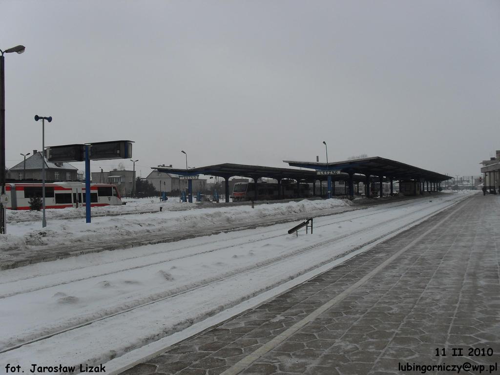 fot. Jarosław Lizak 
Stacja Leszno, perony (od prawej) nr 3, 4 i 5; zachodnia strona dworca (z prawej, poza kadrem). Widok w kierunku północnym (Wolsztyn, Kąkolewo, Kościan/Poznań). Obraz