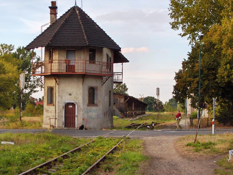 fot. Łukasz Chawawko 
Nastawnia dysponująca w południowej części stacji. Na pierwszym planie przejazd kolejowy przez ul. Warszawską. Widok w kierunku północnym. Obraz