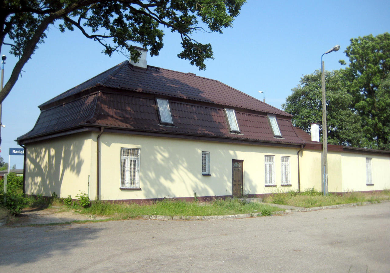 fot. Paweł Ukole 
Budynek dworcowy w całej swej rozciągłości. Widok od strony miasta. Obraz