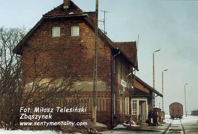 fot. Miłosz Telesiński - Zbąszynek 
Budynek dworca od strony peronów i wjazdu z Bukowej Śląskiej/Namysłowa. Na parterze dworca mieściła się nastawnia dysponująca. Obraz