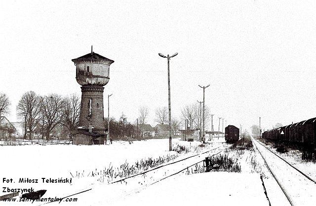 fot. Miłosz Telesiński - Zbąszynek 
Plac i wieża ciśnień w Rychtalu w dniu 12.02.1991 roku. Widok w kierunku Kępna. Obraz