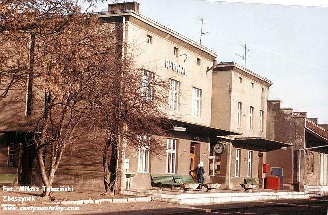 fot. Miłosz Telesiński - Zbąszynek 
Budynek dworca od strony peronów i wjazdu z Bukowej Śląskiej/Namysłowa. Na parterze dworca mieściła się nastawnia dysponująca. Obraz