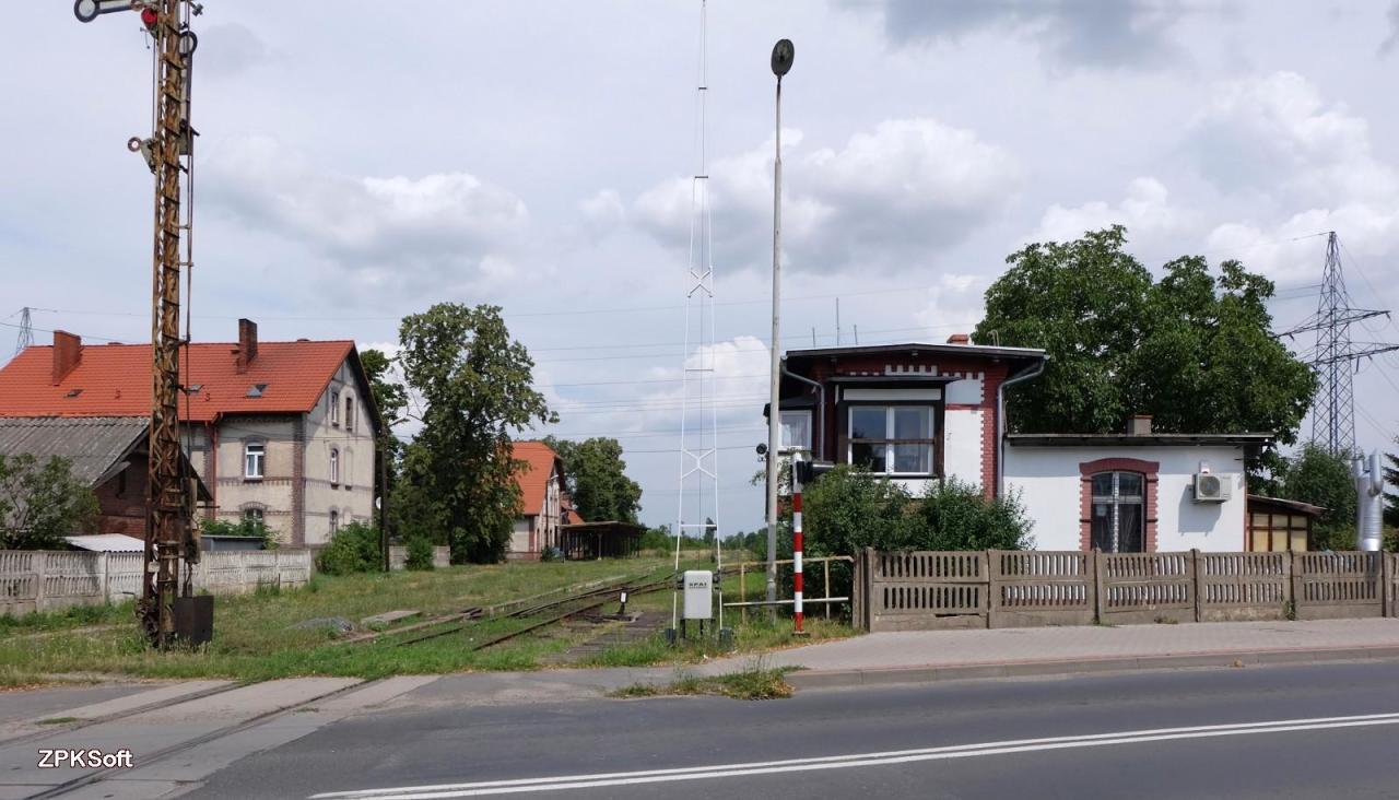 fot. Zofia i Paweł Krzyżanowscy 
Przejazd kolejowy przez ul. Westerplatte. Budynek nastawni dysponującej ŚP, dawniej wykonawczej ŚP2. Widok w kierunku północno-wschodnim, od strony wjazdów ze Świdnicy Miasto i Świdnicy Kraszowice. Obraz