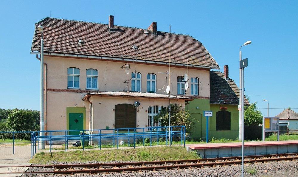 fot. irek 
Budynek dworca z przybudówką, w której mieściła się nastawnia. Widok od strony peronów w kierunku zachodnim; w lewo Poznań, Gniezno, w prawo Skoki/Wągrowiec. Obraz