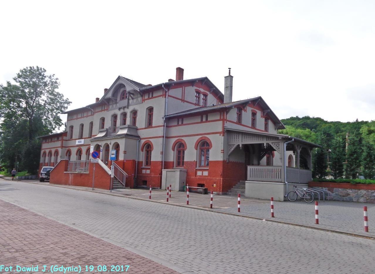 fot. Dawid Jastrzębski 
Budynek dworcowy widoczny od strony podjazdu. W lewo Rumia/Gdynia Główna, w prawo Wejherowo/Słupsk i Puck/Hel. Obraz