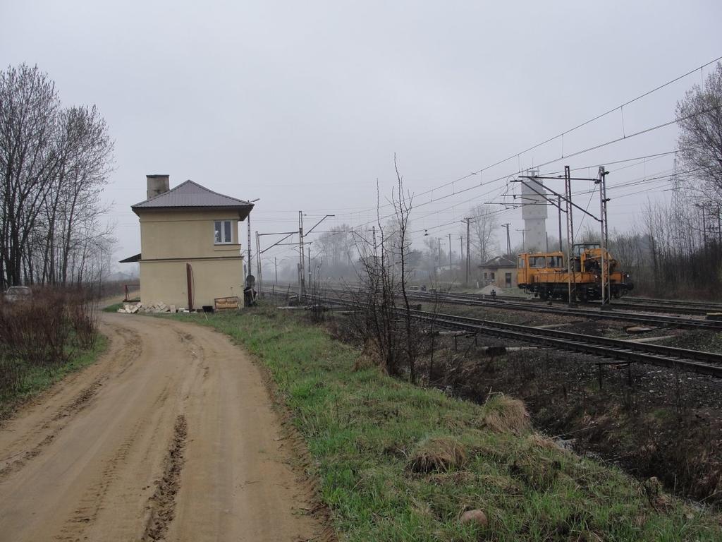 fot. Paweł Rola 
Nastawnia wykonawcza w Mszczonowie, stojąca na wjeździe z Tarczyna/Pilawy (za plecami). Widok w kierunku zachodnim. Obraz