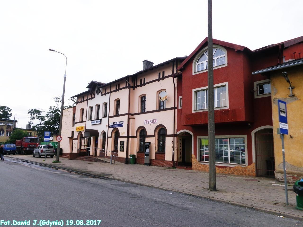 fot. Dawid Jastrzębski 
Budynek dworcowy widoczny od strony podjazdu (Placu Dworcowego). Widok w kierunku Rumi/Słupska i Helu. Obraz