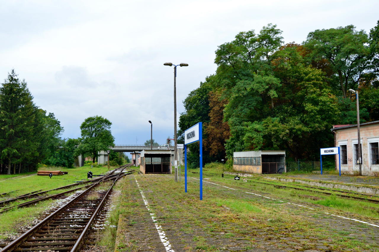 fot. Tomasz 
Peron 2, w tle wiadukt drogowy w ciągu ul. Kazimierza Wielkiego. Ujęcie na zachód - wyjazdy do Grodźca Małego/Głogowa i (kiedyś) do Lipinki Głogowskiej, a także do zlikwidowanej cukrowni. Obraz