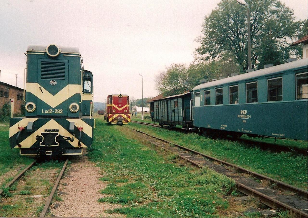 fot. Bogdan Grądzki 
Po lewej - Lxd2 jako eksponat, po środku Lxd2 "oblatuje" skład turystyczny stojący po prawej. Widok w kierunku końca linii. Obraz