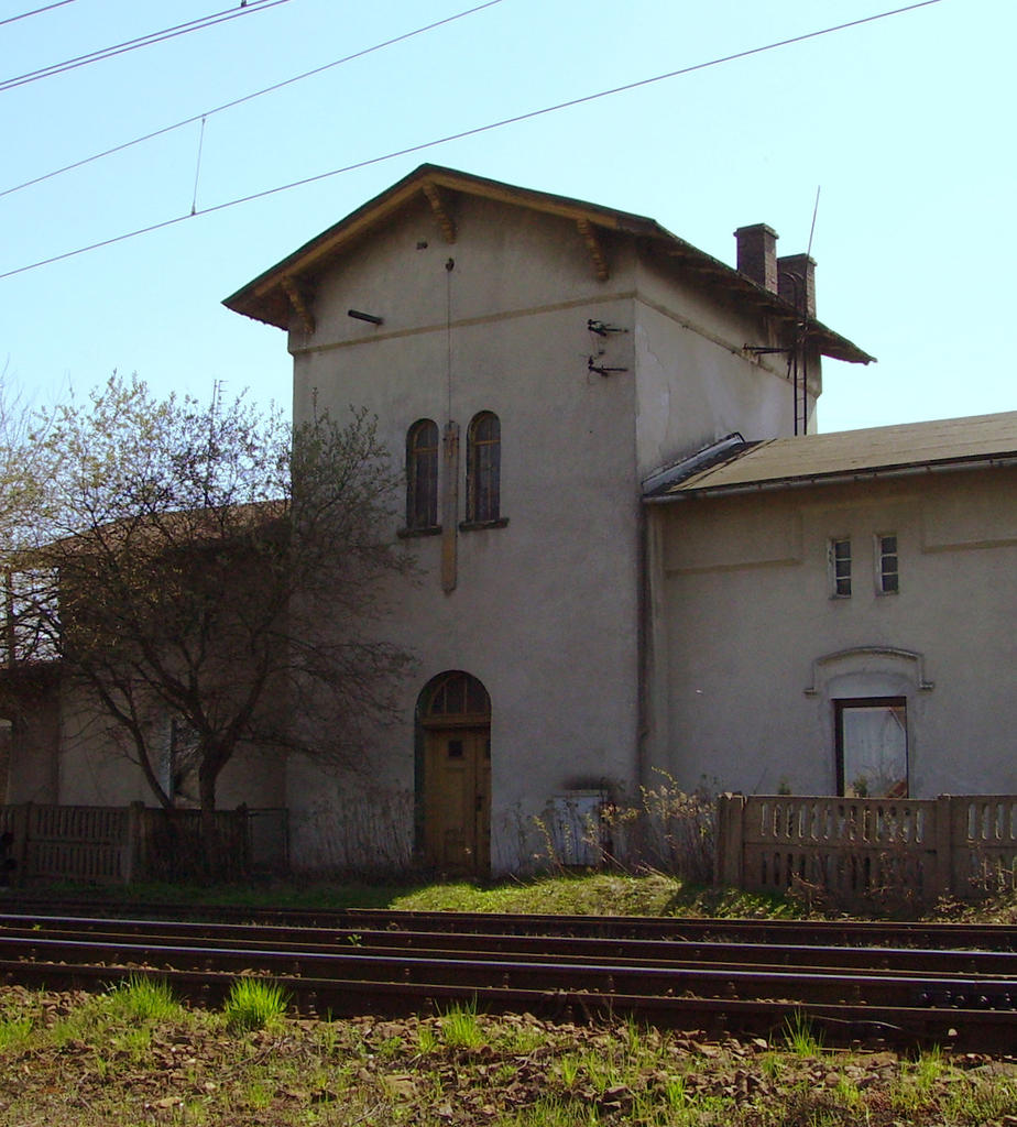 fot. andrzejkoza 
Wieża wodna, między okienkami wodowskaz. Widok od strony torów: w lewo peron, w prawo Opole. Obraz