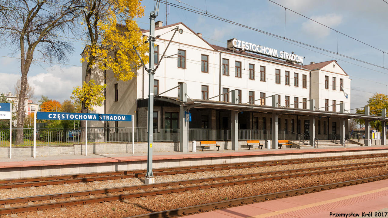 fot. Przemysław Król 
Widok od strony peronu drugiego na budynek dworca. Obraz