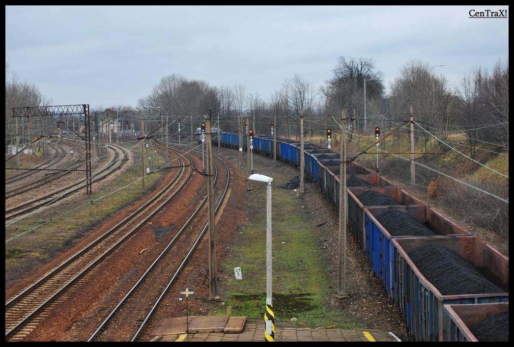 fot. Damian Stupień 
Głowica wyjazdowa w strone Nakła Śląskiego. Byk czekający ponad 3h na a przy nim usyp z poprzednich transportów. Choinka powtarzaczy i semaforów. Widok z kładki nad peronem 3. Obraz