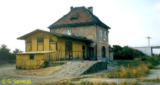 fot. Grzegorz Sarnecki 
Wygląd budynku od strony peronu. W głębi po lewej widoczny wiadukt na drodze Jawor — Strzegom. Obraz