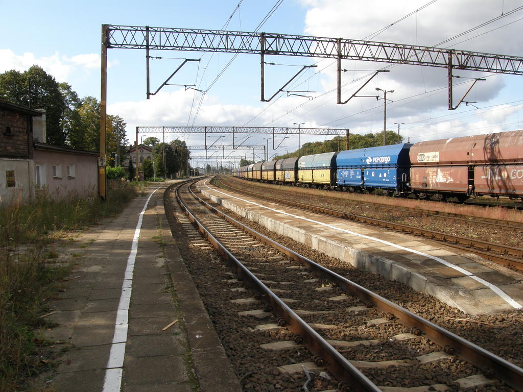 fot. Przemysław Więcek 
Perony 1 i 2 położone po północnej stronie dworca (w tle), dedykowane do obsługi ruchu na lk 273. Widok w kierunku zachodnim, od strony wjazdu z Zielonej Góry. 166,4 km. Obraz