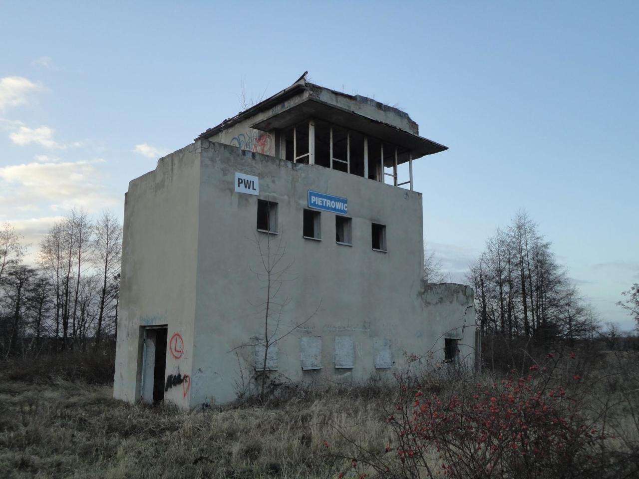 fot. Dawid Zegan 
Zdewastowany budynek nastawni stojący na wyjeździe do Baborowa (w prawo). Widok w kierunku zachodnim; w lewo perony. Obraz