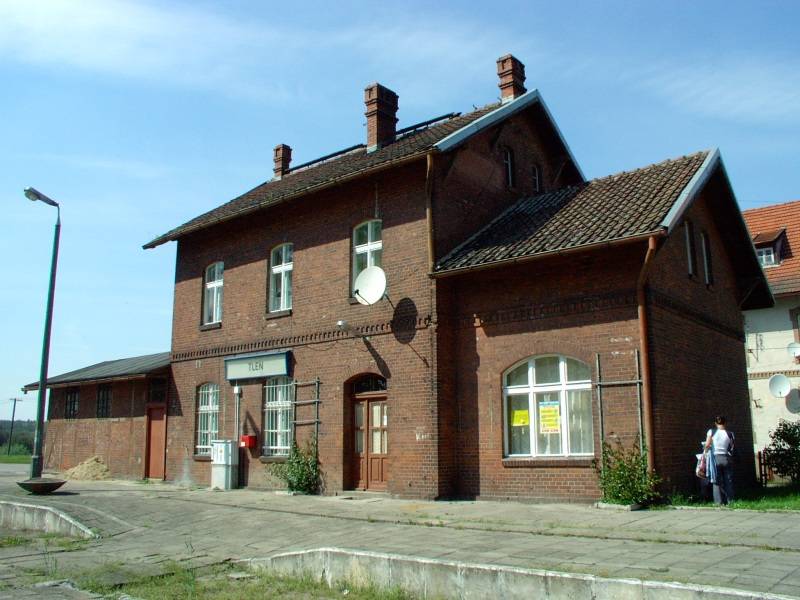fot. nieznany 
Tleń - widok na budynek dworca od strony peronu. Z lewej magazyn towarowy. W lewo Śliwice/Czersk, w prawo Laskowice Pomorskie. Obraz