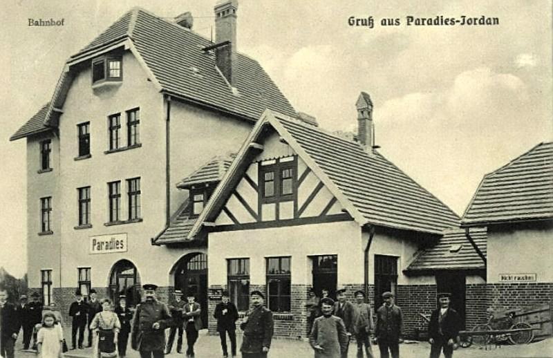 fot. nieznany 
Budynek dworca od strony peronów: w lewo Międzyrzecz, w prawo Staropole/Toporów.
Ze zbiorów Miłosza Telesińskiego. Obraz