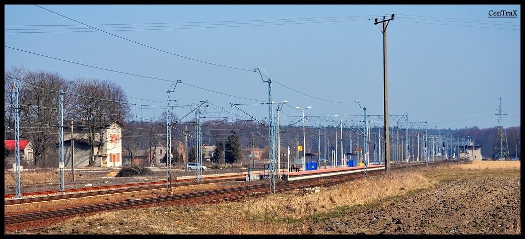 fot. Damian Stupień 
Widok na panoramę stacji od strony pól uprawnych. Po lewej budynek dworca a po prawej nastania Lis1 a pośrodku perony. Obraz