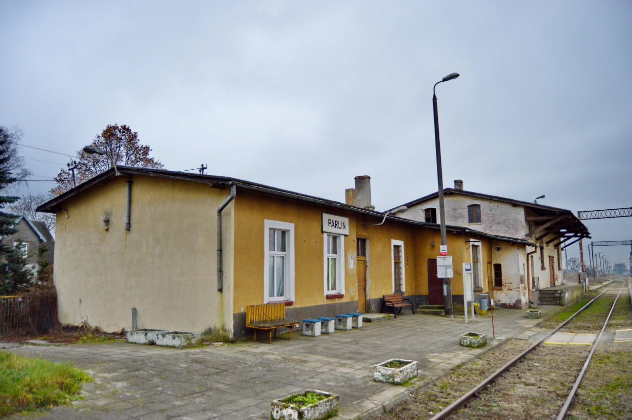 fot. Tomasz 
Budynek dworca i magazyn towarowy od strony peronów i wjazdu z Terespola Pomorskiego/Bydgoszczy. Obraz