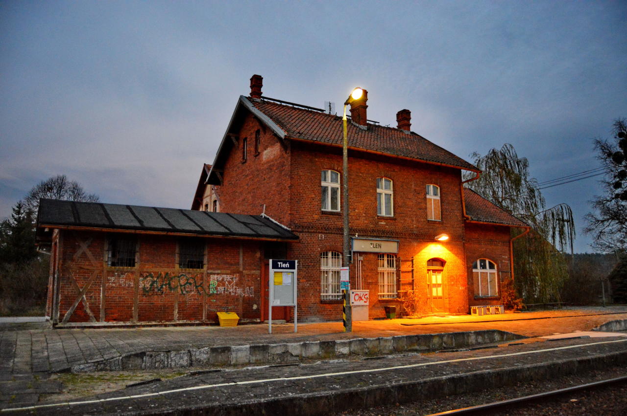 fot. Tomasz 
Tleń - widok na budynek dworca i magazyn towarowy od strony peronu. W lewo Śliwice/Czersk, w prawo Laskowice Pomorskie. Obraz