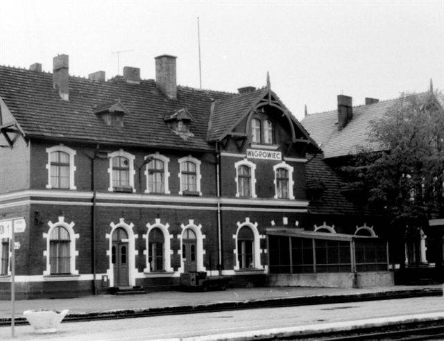 fot. Mariusz Drużkowski 
Budynek dworca od strony peronów; w lewo Skoki/Poznań i Damasławek, w prawo Gołańcz/Bydgoszcz i Rogoźno Wielkopolskie. Obraz