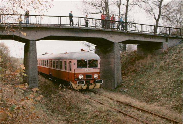 fot. Mariusz Drużkowski 
Wiadukt nad linią łączącą Łubowo z Bornem. Widok w kierunku Bornego Sulinowa. Obraz