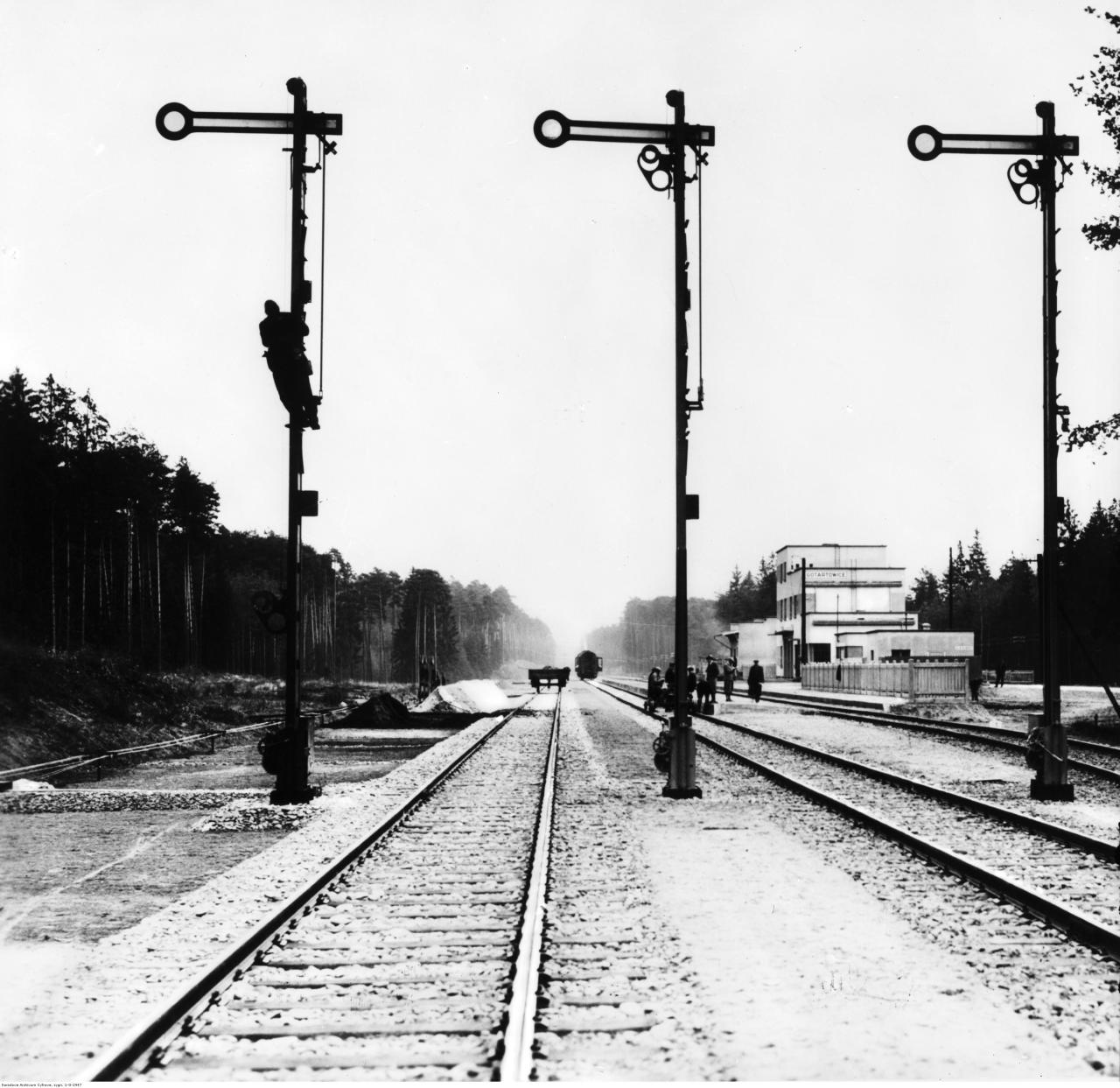fot. nieznany 
"Trzy semafory opuszczone. W oddali widać stację kolejową".
Źródło (wraz z powyższym cytatem): Narodowe Archiwum Cyfrowe, sygn. 1-G-2947. Obraz