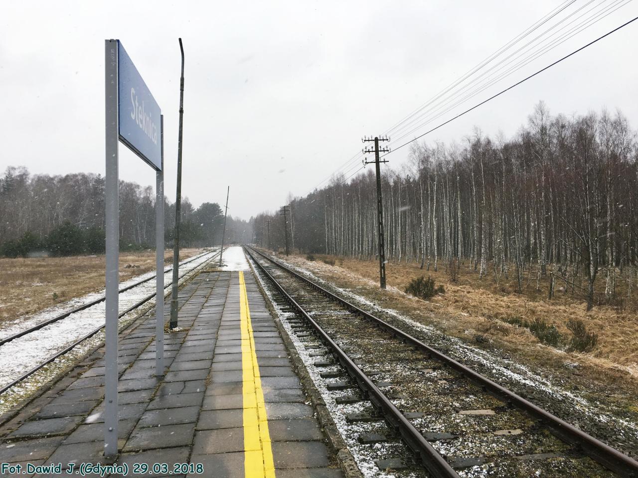fot. Dawid Jastrzębski 
Widok z peronu w kierunku Łeby. Tablica z nazwą przystanku osobowego. Obraz