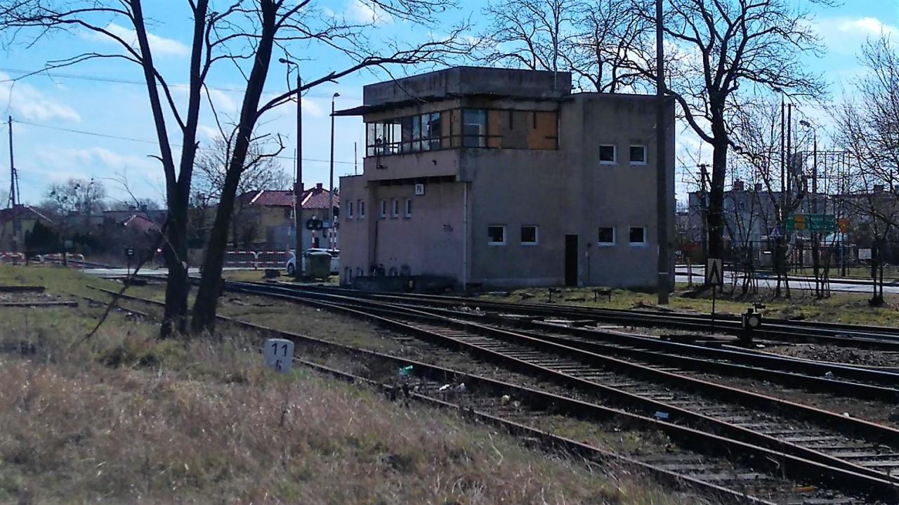 fot. Michał Sosnowski 
Nastawnia dysponująca stojąca na wyjeździe do Inowrocławia. Widok tamże (południowy-wschód). Obraz