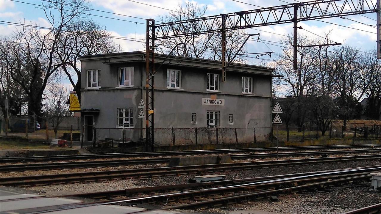 fot. Michał Sosnowski 
Budynek nastawni obok dworca. Obraz