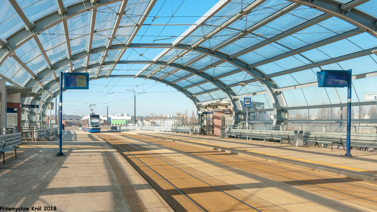 fot. Przemysław Król 
Perony tramwajowe na estakadzie. Z estakady można dostać się na perony 1 i 2 stacji Bydgoszcz Wschód. Obraz