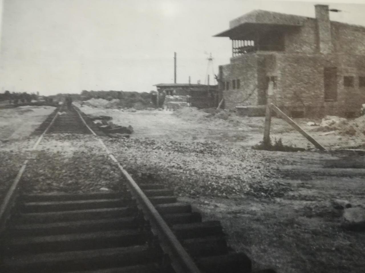fot. nieznany 
Widok na obwodnicę kolejową Poznania, budowa nastawni i stacji na Piątkowie. Źródło: H. Zięba, Monografia ZDOKP 1945-1992, Poznań 1993. Obraz
